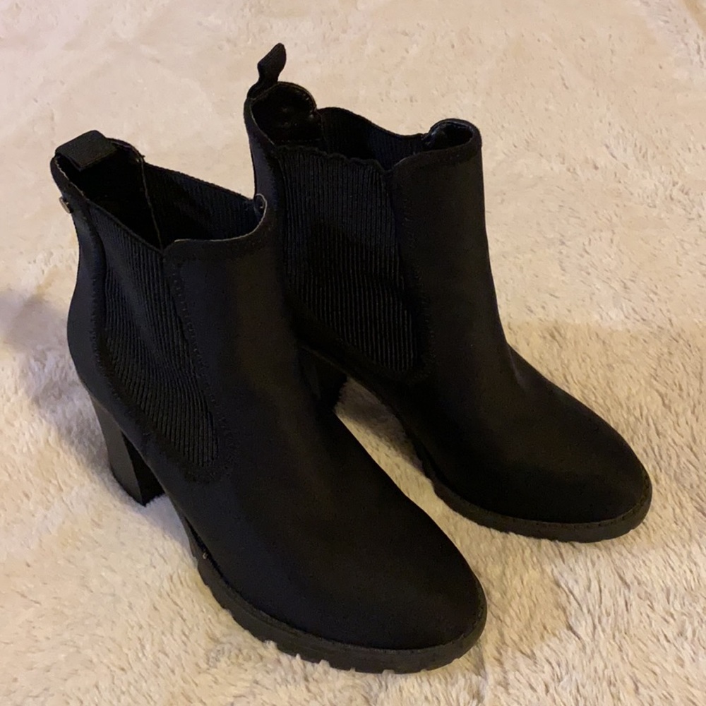Vera Wang  women’s size 6. Boots - great condition